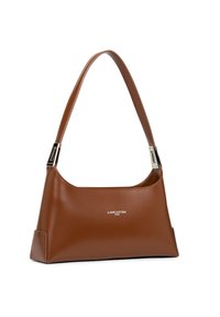 Borsa a tracolla in pelle marrone con forma strutturata, parte superiore arrotondata e una lunga tracolla. Presenta dettagli in metallo di colore argentato e un accento con logo.