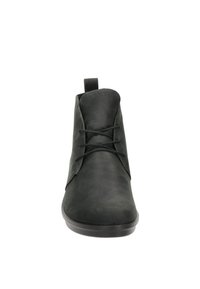 Botas de tobillo negras hechas de material suave, con puntera redondeada, cordones y un lazo en el talón para facilitar su uso.
