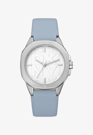 Zilveren roestvrijstalen horloge met een lichtblauwe leren band. De wijzerplaat heeft een witte achtergrond met reliëf DKNY-lettertype.