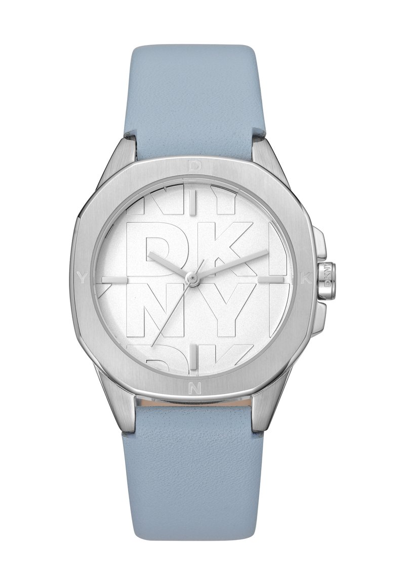 Zilveren roestvrijstalen horloge met een lichtblauwe leren band. De wijzerplaat heeft een witte achtergrond met reliëf DKNY-lettertype.