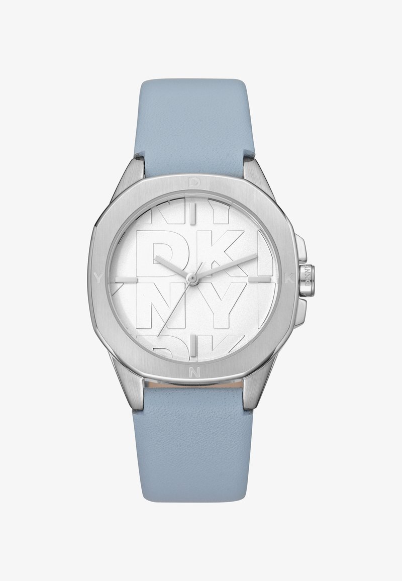 Zilveren roestvrijstalen horloge met een lichtblauwe leren band. De wijzerplaat heeft een witte achtergrond met reliëf DKNY-lettertype.