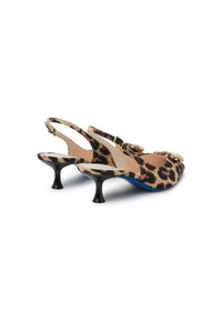 Tacchi slingback con stampa leopardata, presentano un tacco nero a squircle basso e sono arricchiti da dettagli decorativi sulla punta, con una suola blu.