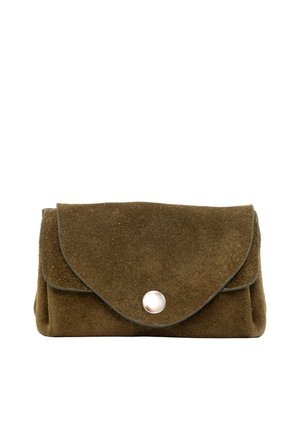 Braune Wildleder-Clutch mit dreieckiger Klappe und einem runden silbernen Knopfverschluss auf weißem Hintergrund.
