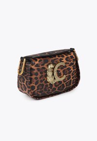 Borsa a tracolla in stampa leopardata con una texture liscia, hardware dorato e un distintivo fermaglio a forma di leopardo. Chiusura con zip, forma rettangolare.