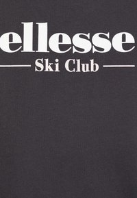 Maglietta in cotone grigio scuro con grande scritta bianca "ellesse Ski Club" e una semplice linea decorativa sotto il testo. Texture liscia.