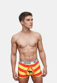 Boxers para hombre coloridos con rayas horizontales rojas y amarillas, un gráfico de alce negro dentro de un triángulo de advertencia y una cintura blanca con marca.