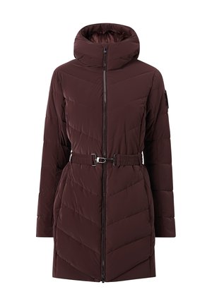 Doudoune bourgogne avec un col haut, fermeture éclair, motif matelassé en chevrons et une ceinture amovible pour un ajustement ajustable.