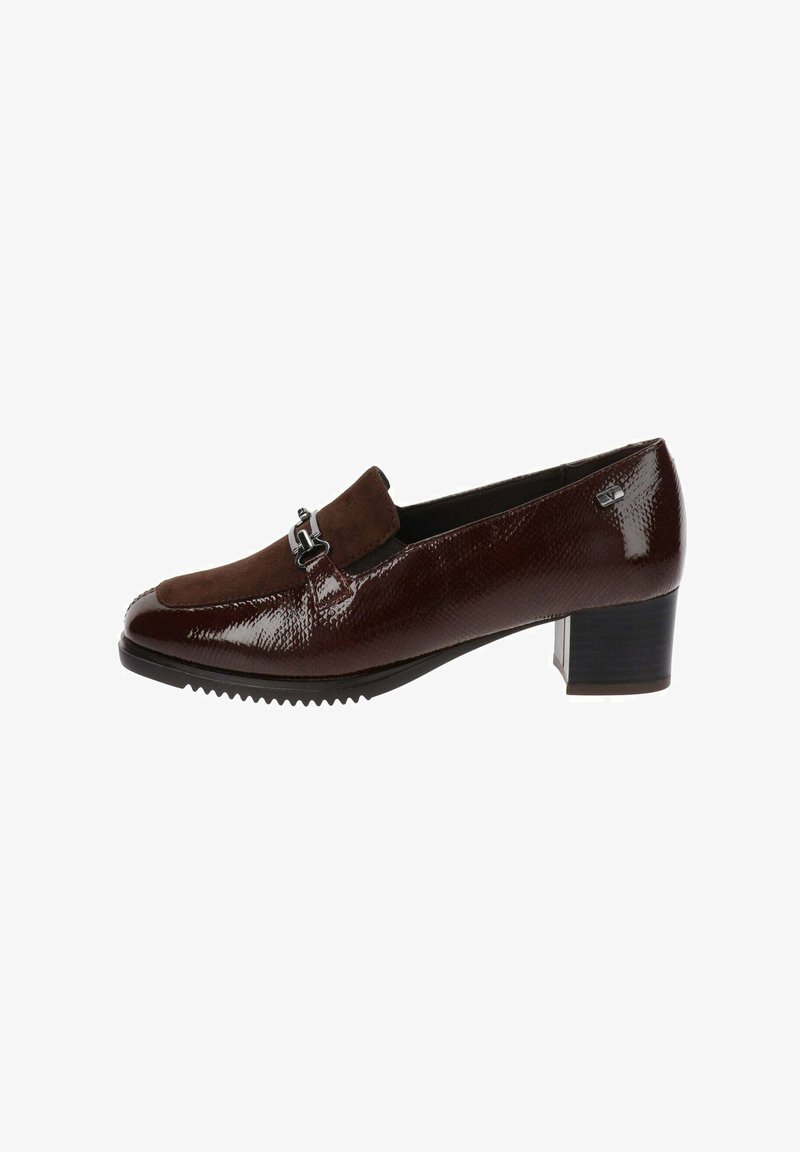 Mocasin de mujer marrón de tacón bajo con cuero texturizado, panel de ante, hebilla plateada y suela estriada.