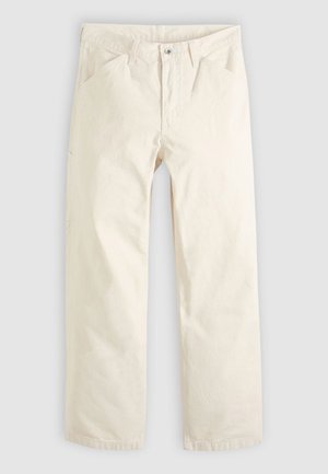 Šviesiai smėlio spalvos medvilninės kelnės su laisvu siluetu, tiesiomis kojomis ir priekinėmis kišenėmis. Savybė – sagų užsegimas ir paprastas, švarus dizainas.