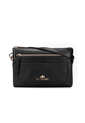Schwarze Leder-Crossbody-Tasche mit strukturiertem Finish, ausgestattet mit einem Reißverschluss und einem Logo in Goldfarbe. Enthält eine Vordertasche mit Reißverschluss und Riemen.