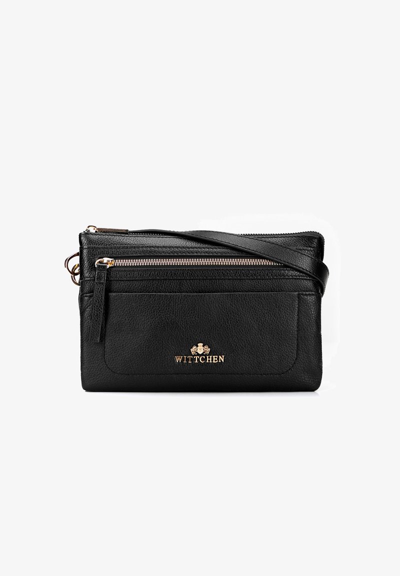 Černá kožená kabelka přes rameno s texturovaným povrchem, zdobená zlatým zipem a logem. Obsahuje přední kapsu se zipem a popruhem.