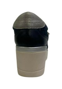 Scarpa nera in pelle con punta in grigio testurizzato, tacco chunky beige e dettagli metallici. Superficie liscia e design del colletto imbottito.