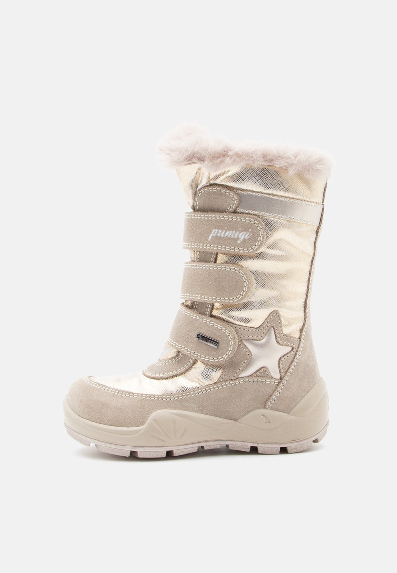 Bota impermeable beige claro con acabado metálico brillante, parte superior de piel sintética, tres correas de Velcro y acento de estrella en el costado. Suela de goma.