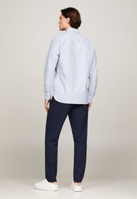 Tommy Hilfiger HERITAGE STRIPE SHIRT - Vapaa-ajan kauluspaita - shirt blue   white