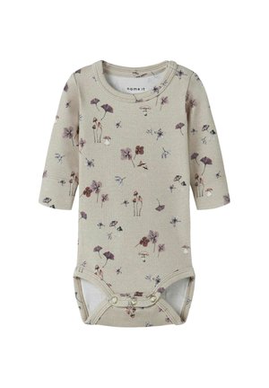 Body de bébé beige à manches longues avec des pressions en bas, orné de petits motifs floraux et de champignons violets et marron.