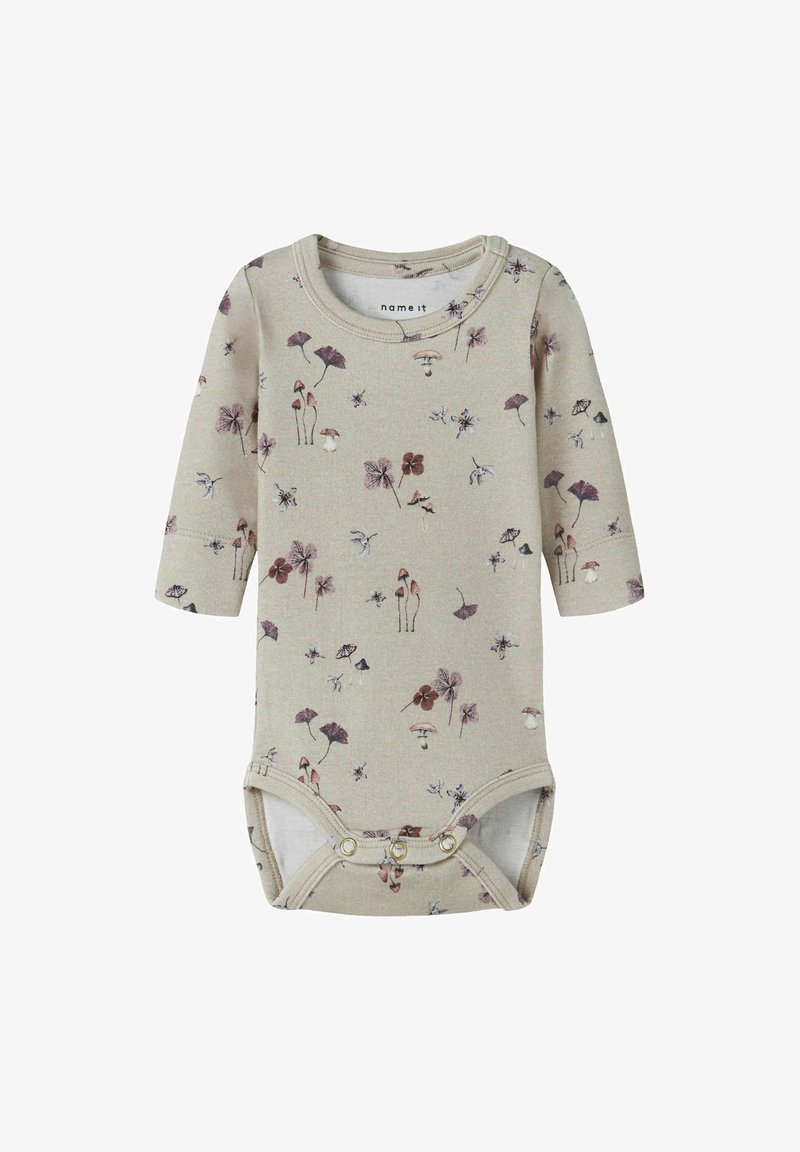 Body de bébé beige à manches longues avec des pressions en bas, orné de petits motifs floraux et de champignons violets et marron.