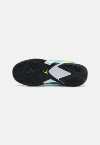 Sneakersål i sort gummi med zigzag-traktionsmønster, accentueret af hvide og blå sektioner, med et fremtrædende gult logo.