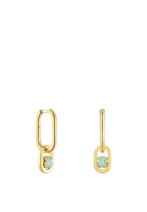 Par de pendientes de aro dorados, cada uno con un pequeño colgante ovalado que contiene una piedra turquesa en forma de oso en su interior.