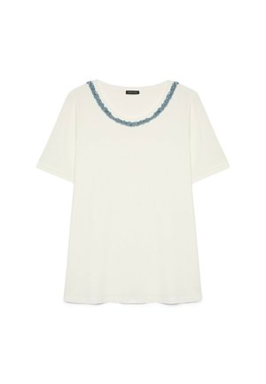 Bílý krátký pletený top s kulatým výstřihem a ozdobným modrým korálkovým lemováním.