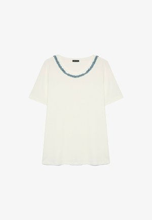 Top bianco in maglia a maniche corte con scollo rotondo e bordatura decorativa di perline blu.