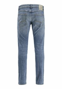 Jeans de denim azul claro con corte recto, presentan dos bolsillos traseros y costuras en contraste. Incluyen una etiqueta de la marca en la cintura.