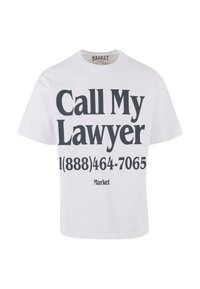 Hvitt bomull T-skjorte med fet svart tekst: "Ring Advokaten Min 1(888)464-7065" og "Marked" logo nederst. Korte ermer, avslappet passform.