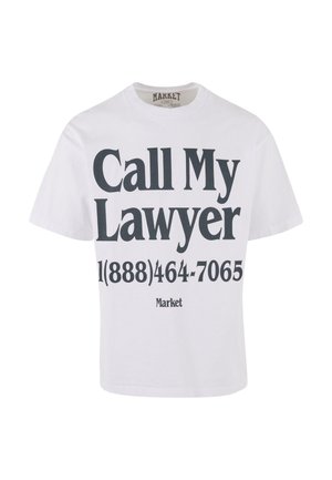 Valkoinen puuvillapaita, jossa on rohkeaa mustaa tekstiä: "Call My Lawyer 1(888)464-7065" ja "Market"-logo alareunassa. Lyhyet hihat, rento malli.