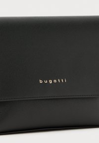 Clutch en cuir noir texturé avec une finition lisse, arbore un logo "bugatti" doré sur le devant et un design élégant et minimaliste.