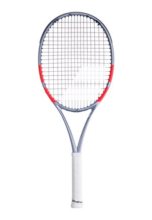 Tennisschieter met zilverkleurig frame, rode accenten, zwarte snaren en wit gevoerd handvat, geïsoleerd op een witte achtergrond.