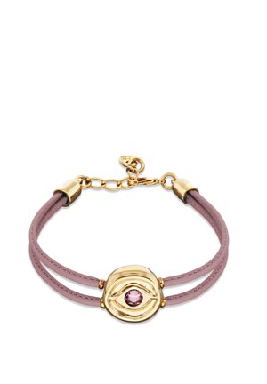 Brazalete en tono dorado con un diseño central que incluye una piedra preciosa rosa, correas de cuero dobles en suave lavanda y cierre de mosquetón.