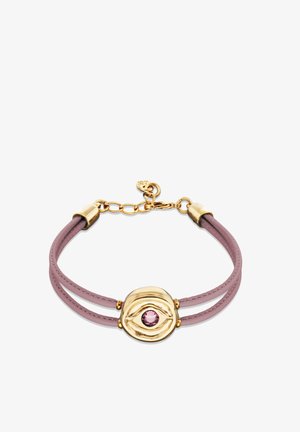 Bracelet en ton or doté d'un design central avec une pierre précieuse rose, des doubles sangles en cuir lavande doux, et une fermeture à mousqueton.