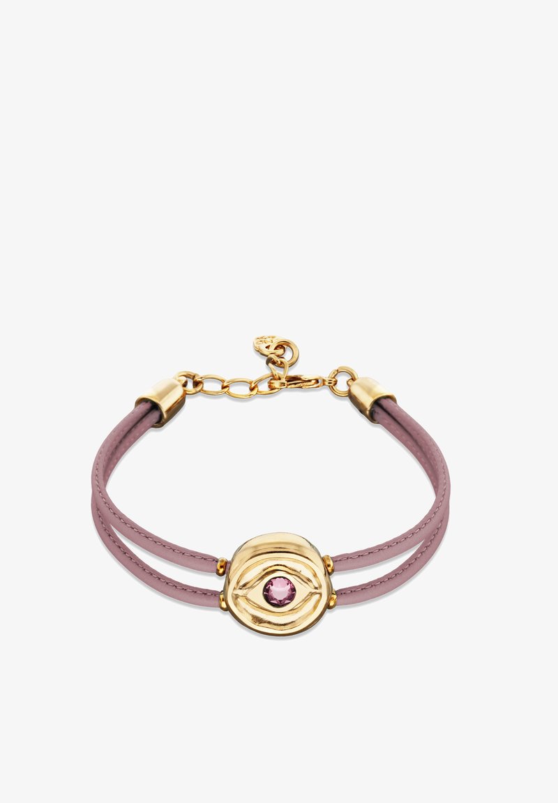 Brazalete en tono dorado con un diseño central que incluye una piedra preciosa rosa, correas de cuero dobles en suave lavanda y cierre de mosquetón.