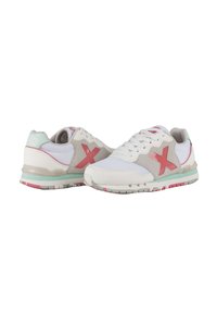 Zapatillas deportivas blancas con acentos rosas, malla gris y superposiciones sintéticas, punta redondeada, suela de goma plana y diseño de cordones.