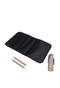 Borsa in tessuto nero con tre scomparti, accompagnata da due tracolle beige con finiture argentate e una piccola custodia beige con cerniera.