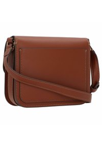 Borsa a tracolla in pelle marrone con pattina, caratterizzata da dettagli in cucitura bianca e un design sottile. Cinghia regolabile per un trasporto versatile.