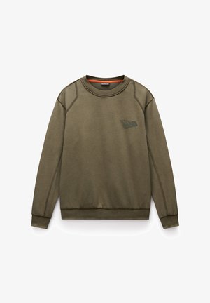 Olivgrön långärmad tröja med rund halsringning och ribbade manschetter och nederkant, med en subtil logotyp på vänster bröst.