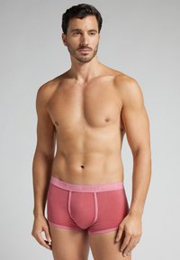 Herrers rosa bomullskalsonger med en mjuk midjeresår. Har en figursydd design, slät yta och kontrasterande sömmar.