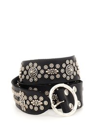 Cintura in pelle nera decorata con borchie metalliche argentate e disegni floreali, dotata di una fibbia rotonda in argento e numerosi fori.
