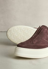 Bordeaux-farbene Wildleder-Slipper mit einer weißen Gummisohle und strukturiertem Boden. Verfügt über gestickte Akzente und ein rundes Toe-Design.