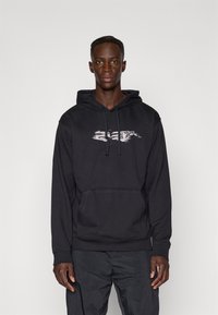 Sort hætte sweatshirt lavet af bomuldsblanding, med en frontlomme og hætte med snøre. Subtil grafisk design i lys farve på brystet.