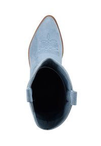 Botín de ante azul claro hasta el tobillo con punta afilada, costuras decorativas en la parte delantera y una suela marrón en contraste. El interior es negro.