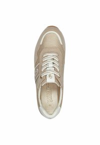 Beige sneaker met een bovenwerk van mesh en suede, witte veters en subtiele branding. Beschikt over een afgeronde neus en een tekstuurzool voor grip.