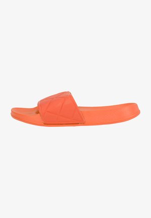 Oranje rubberen slipper met een gestructureerde band met een geometrisch patroon, met een platte zool en een matte afwerking.