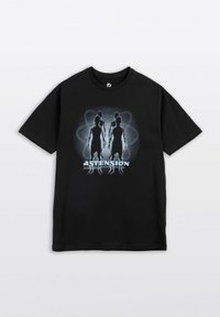Czarna koszulka z czterema tajemniczymi sylwetkami ludzkimi w rzędzie oraz słowem "ASTENSION" w pogrubionym, jasnoniebieskim tekście poniżej.