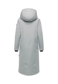 Lang, lysegrå vandtæt frakke med hætte, der har en lige pasform og sorte detaljer på ærmerne. Glat tekstur, minimalistisk design.