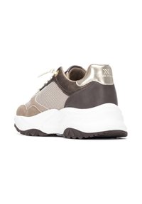 Zapatillas chunky con suela blanca, que cuentan con paneles de ante beige y marrón, malla y detalles en dorado en el talón y los cordones.