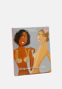 La boîte de Magic Bodyfashion Hollywood Cleavage Tape présente une illustration colorée de deux silhouettes, mettant en avant des teintes de peau et une étiquette de produit claire.