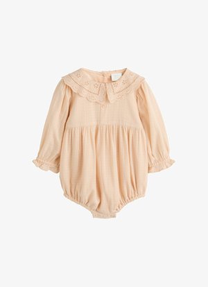 Bodysuit pour bébé en mélange de coton pêche avec un col bordé de dentelle, des manches longues bouffantes et une fermeture à boutons au dos et en bas. Motif en grille texturé.