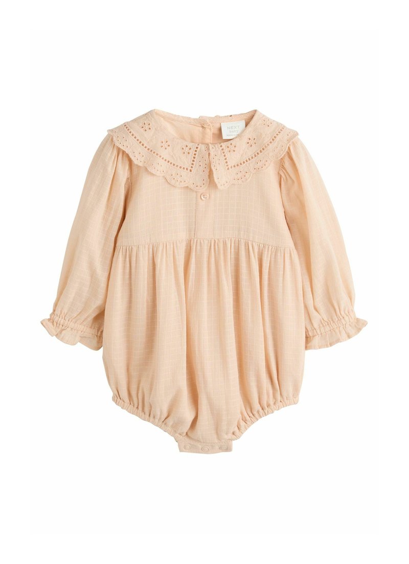 Bodysuit pour bébé en mélange de coton pêche avec un col bordé de dentelle, des manches longues bouffantes et une fermeture à boutons au dos et en bas. Motif en grille texturé.