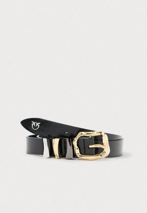 Fekete bőr öv texturált felülettel, jellegzetes hullámos arany csattal és ezüst díszítéssel a csat mellett.